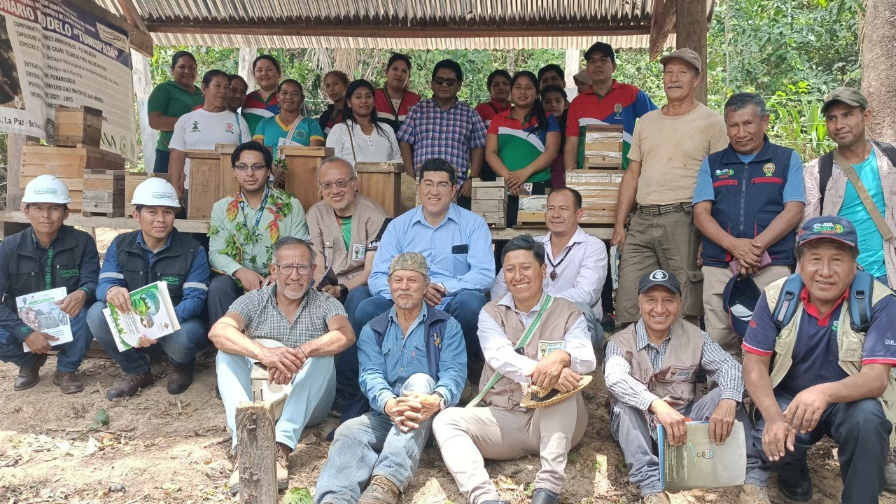 Visita al meliponario modelo implementado en Tumupasa con autoridades locales municipales, indígenas y FONABOSQUE